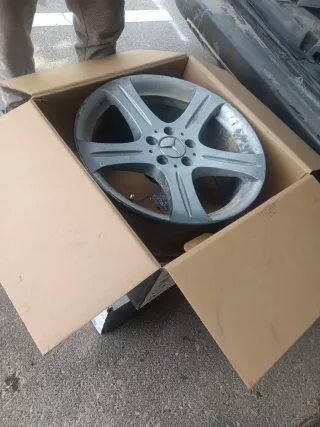 Llantas Mercedes plateadas