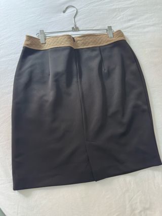 Falda negra con detalles beige