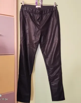 Pantalones efecto piel negros mujer