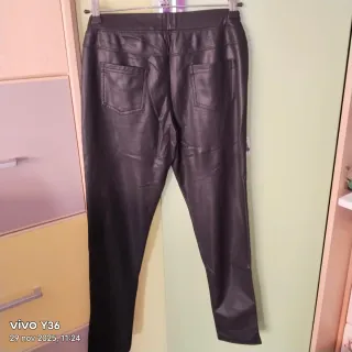 Pantalones efecto piel negros mujer