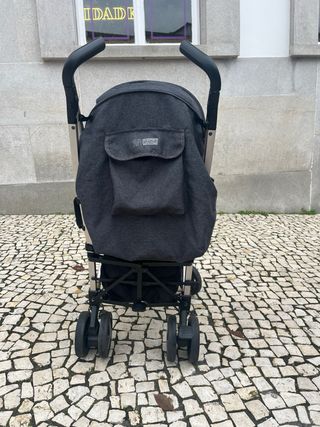 Carrinho de bebé cinza e preto