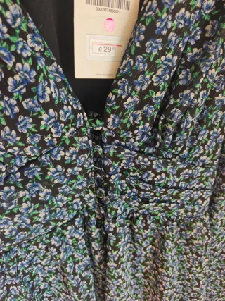 Vestido Zara floral negro talla S. Sin estrenar