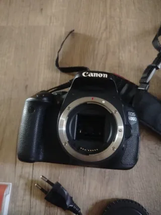 Cámara Canon EOS 600D + Accesorios