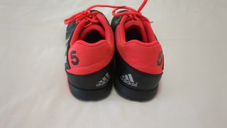 Zapatillas Adidas multitacos negras y rojas