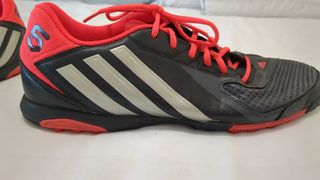 Zapatillas Adidas multitacos negras y rojas