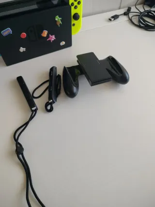 Nintendo Switch con Joy-Con azules y amarillos