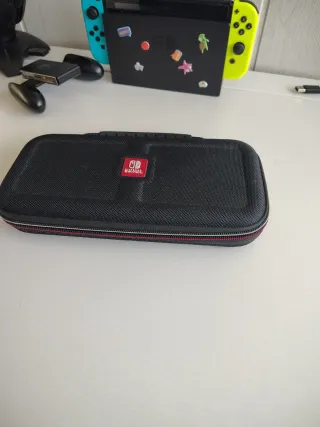 Nintendo Switch con Joy-Con azules y amarillos