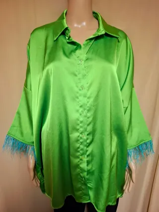 Camicia verde satinata con piume