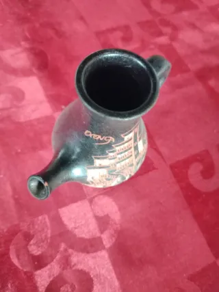 Botijo de cerâmica com relevo de Cuenca Espanha