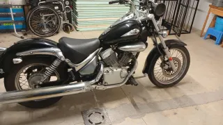 Moto custom negra