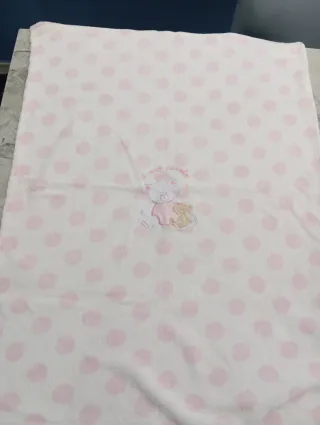 Coperte culla rosa e bianche