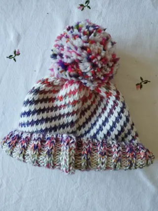 Gorro de invierno tejido multicolor con pompón