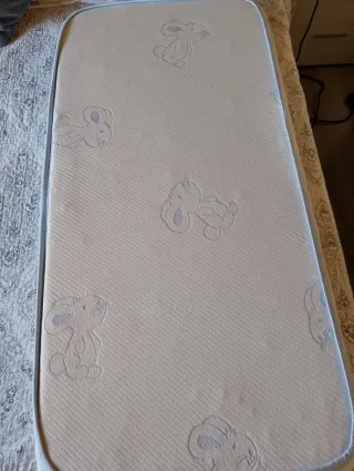 Colchón para cuna con estampado de conejos