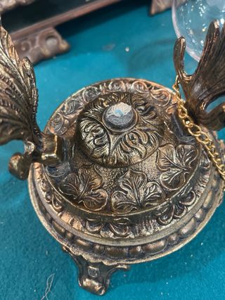 Calienta copas de bronce con cadena