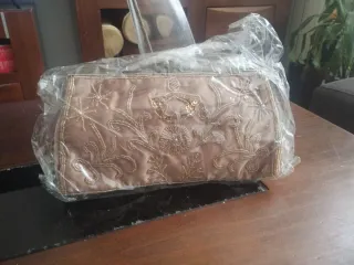 Bolso de fiesta rosa con pedrería. 5€ cada uno.