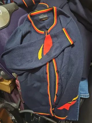 Maglie blu con dettagli rossi e gialli