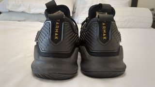 Zapatillas Baloncesto Tarmak Negras y Doradas