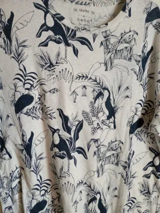 Camiseta Celio Estampada Tropical Azul y Blanca