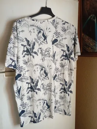 Camiseta Celio Estampada Tropical Azul y Blanca