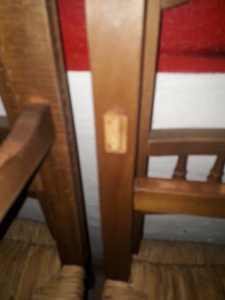 Vecchie sedie in legno massello con rilievo