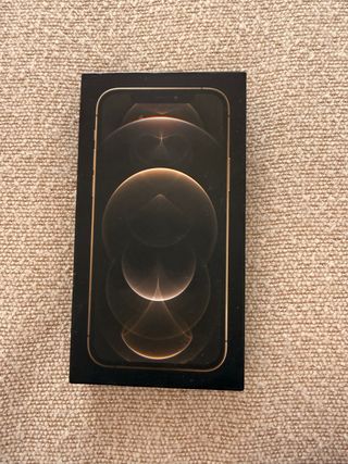 iPhone 12 Pro Apple Oro e iPhone 16 Pro Titanio 1TB