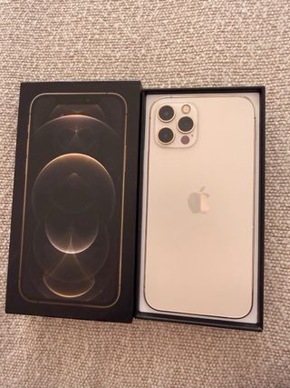 iPhone 12 Pro Apple Oro e iPhone 16 Pro Titanio 1TB