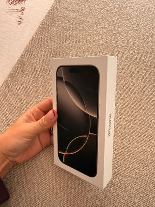 iPhone 12 Pro Apple Oro e iPhone 16 Pro Titanio 1TB