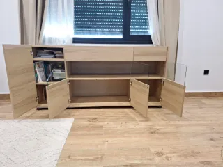 Aparador de madera con vitrina