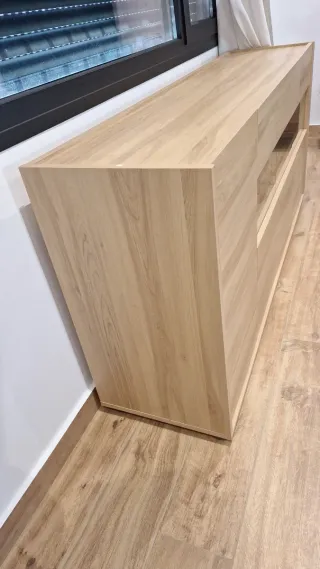 Aparador de madera con vitrina