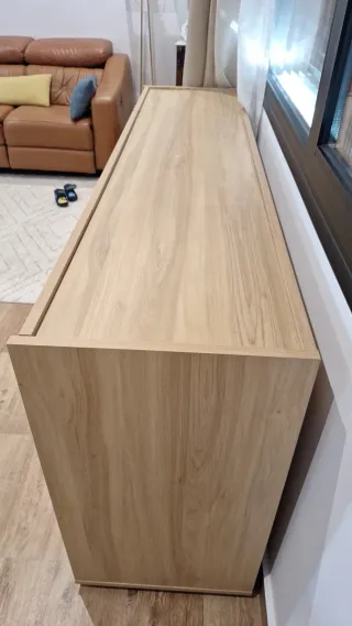 Aparador de madera con vitrina