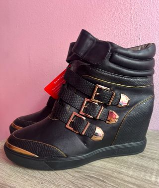 Zapatillas/Botines Cuña Negro y Dorado