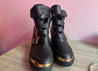 Zapatillas/Botines Cuña Negro y Dorado