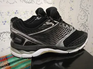 Zapatillas deportivas negras y plateadas