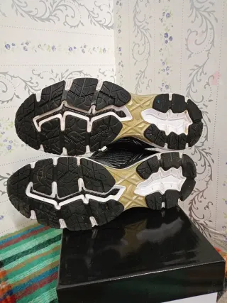 Zapatillas deportivas negras y plateadas