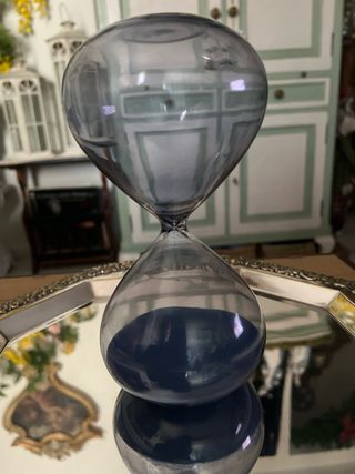 Reloj de arena azul y gris