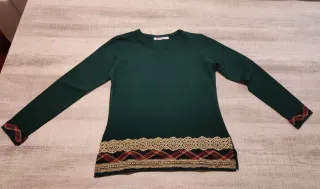 Camiseta verde mujer con detalles.