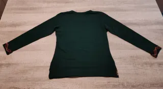 Camiseta verde mujer con detalles.