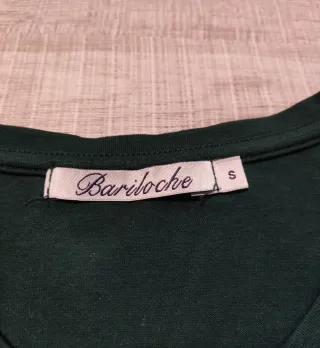 Camiseta verde mujer con detalles.