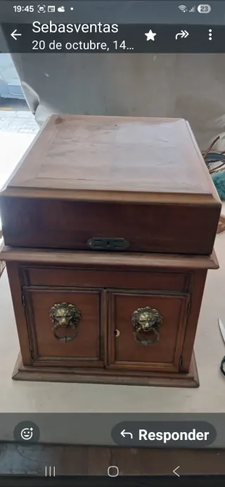 Antiguo gramófono de madera