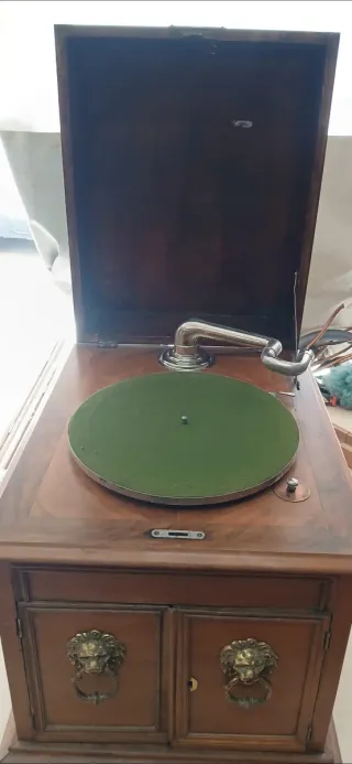 Antiguo gramófono de madera