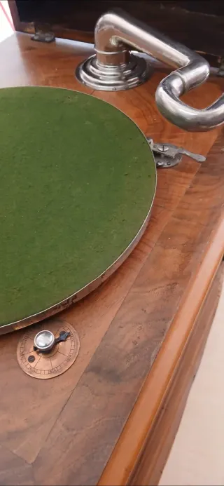 Antiguo gramófono de madera