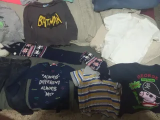 Consegna di abbigliamento per bambini: pantaloni per ragazzi e ragazze