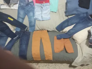 Consegna di abbigliamento per bambini: pantaloni per ragazzi e ragazze