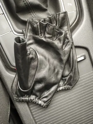 Guantes mitones de piel con tachuelas y abalorios