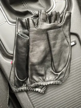 Guantes mitones de piel con tachuelas y abalorios