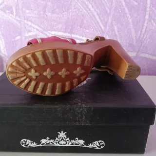 Sandalias de tacón con lazo rosa y marrón