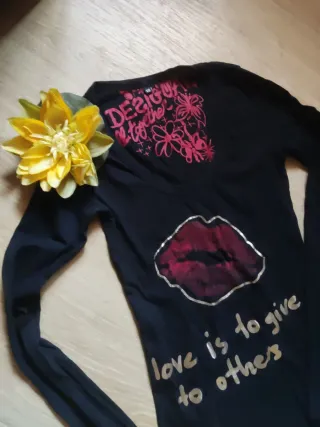 Camiseta Desigual labios y mensaje