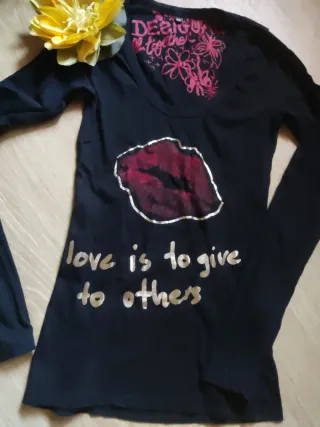 Camiseta Desigual labios y mensaje