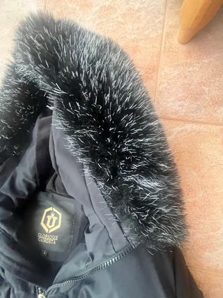 Abrigo negro con capucha y pelo