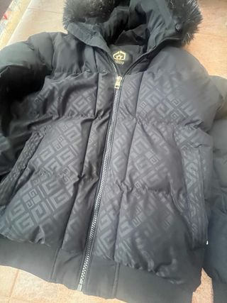 Abrigo negro con capucha y pelo